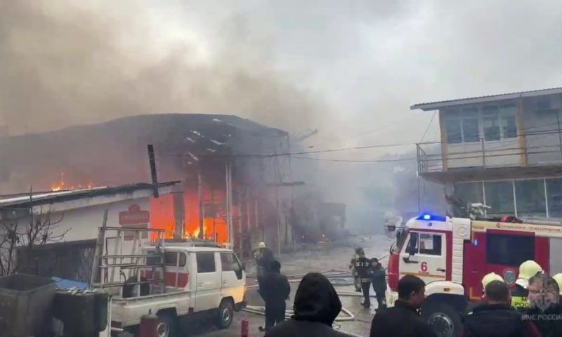 Площадь пожара на складе в Сочи увеличилась почти до 600 кв. метров