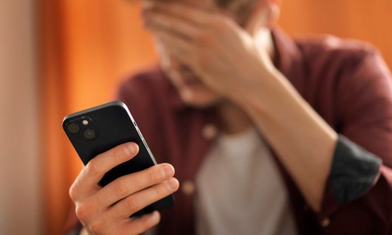 Не до смеха: эксперт рассказал, почему опасно шутить над телефонными мошенниками