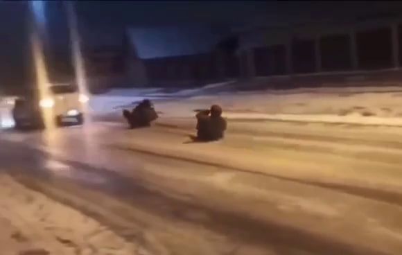 Молодые люди привязали ледянки к машине и катались по трассе в Апшеронске