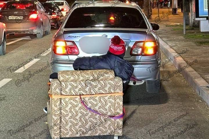 Водитель привязал кресло к машине и катал на нем девушку в Краснодаре