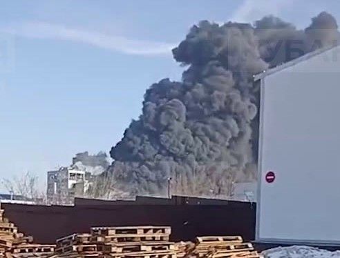 Завод по производству наполнителей для матрасов и подушек загорелся в Шахтах