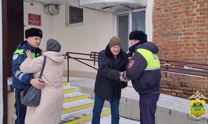 Полицейские экстренно доставили в больницу водителя с инсультом в Кореновске