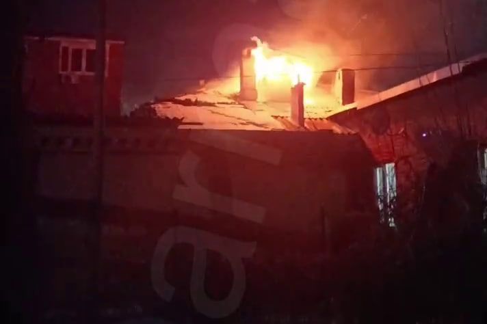 Кровля здания частной клиники загорелась в Армавире