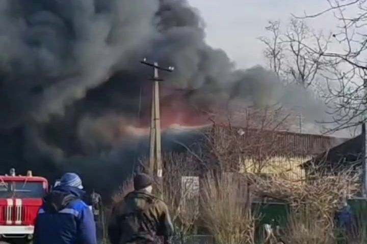 Магазин игрушек и хозтоваров сгорел дотла в Каневском районе
