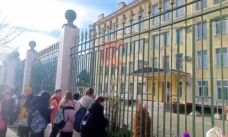 В Краснодаре школу № 45 эвакуировали из-за ложного сообщения о минировании