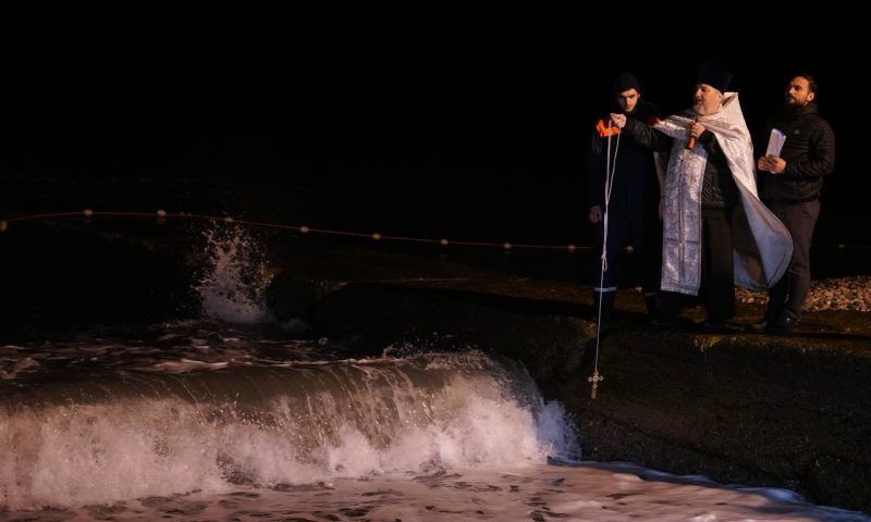 Мэр Сочи: дневные крещенские купания в море под вопросом — усиливаются волны