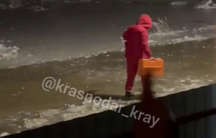 Фельдшер почти вплавь добрался по затопленной улице к ребенку в Белореченске