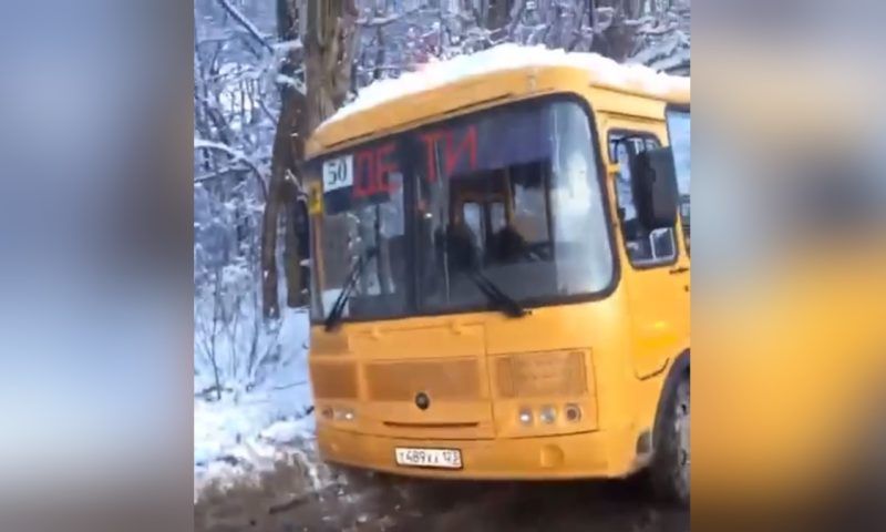 Школьный автобус с детьми застрял в грязи на окраине Краснодара