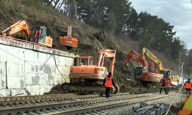 Более 20 тыс. кубических метров селя убрали с железнодорожных путей в Сочи