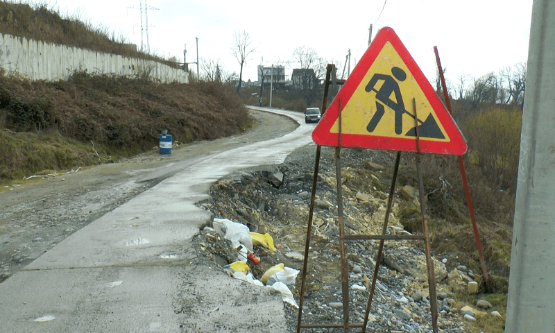 Жители поселка Липники под Сочи пожаловались на частые обрушения дороги