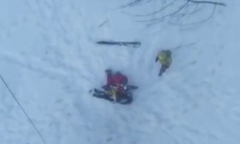 Спасатели на вертолете эвакуировали мужчину со склона горы в Сочи