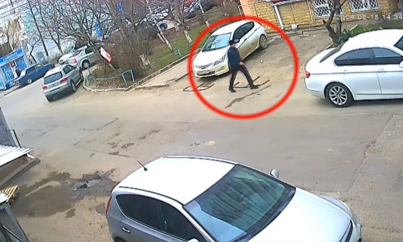 В Краснодаре полиция ищет мужчину, повредившего автомобили на улице 9-й Тихой