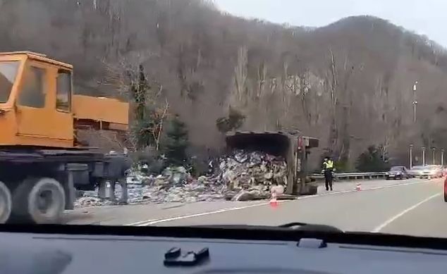 В Туапсе перевернулся грузовик, перевозивший мусор