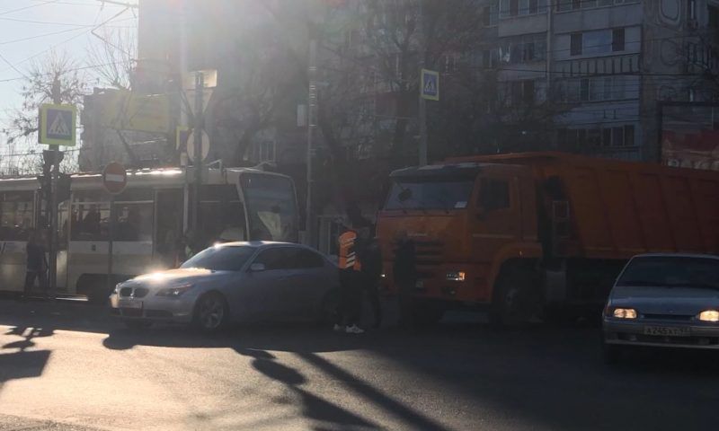 Движение трамваев в центре Краснодара остановилось в час-пик из-за ДТП с КамАЗом