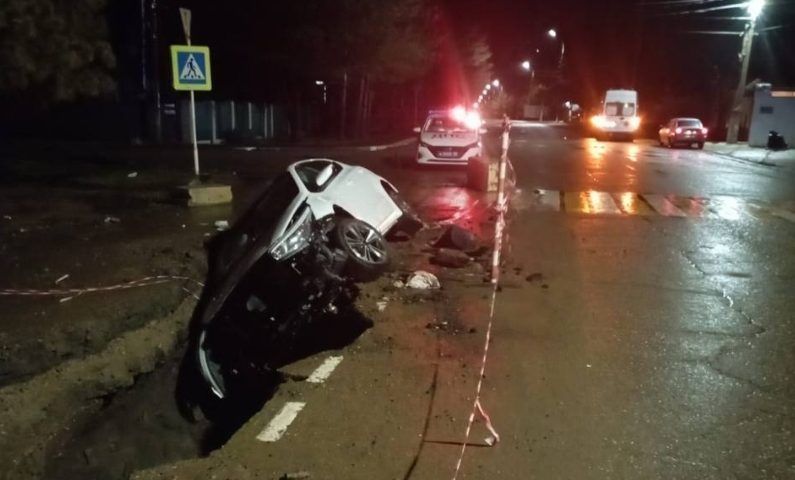 Водитель и двое детей пострадали в съехавшей в траншею машине на Кубани