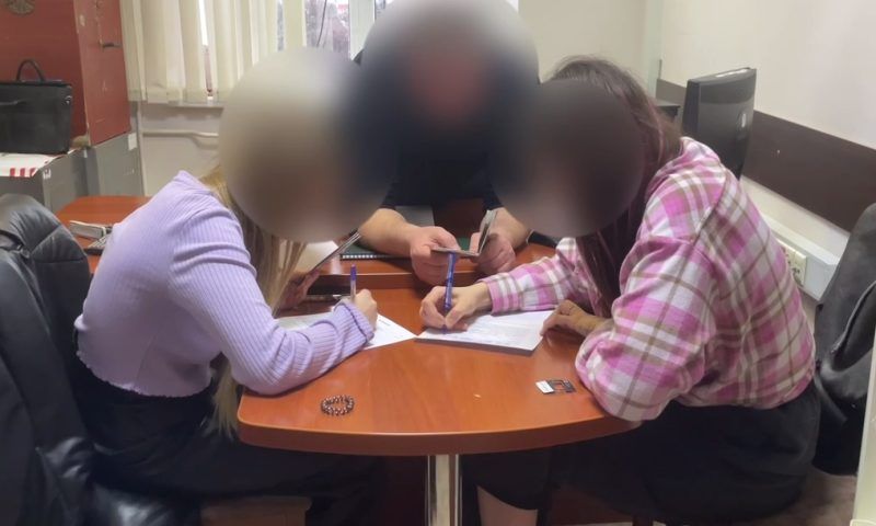Целовавшиеся в кафе Краснодара девушки извинились в полиции за пост в соцсетях