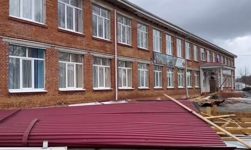 Ветер повредил крышу школы и повалил водонапорную башню в Лабинском районе