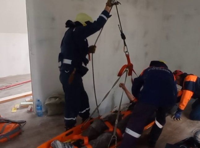 В Сочи спасатели эвакуировали рабочего, упавшего со строительных лесов