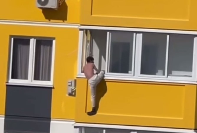 Пьяный «человек-паук» повис на балконе многоэтажки в Краснодаре, напугав жильцов