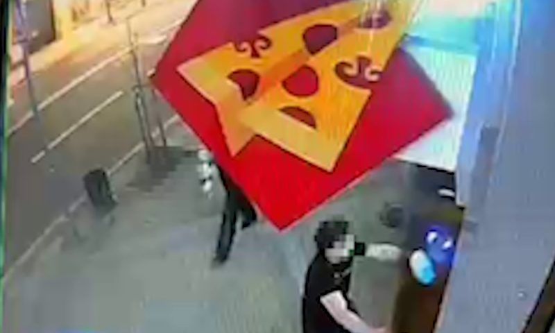 В Краснодаре пьяный посетитель разбил дверь пиццерии и отказался возмещать ущерб
