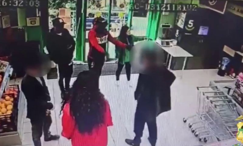 Двое приезжих угрожали ножом продавцам магазина в Сочи
