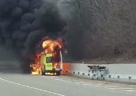 Перевозившая труп машина скорой помощи загорелась на трассе под Геленджиком
