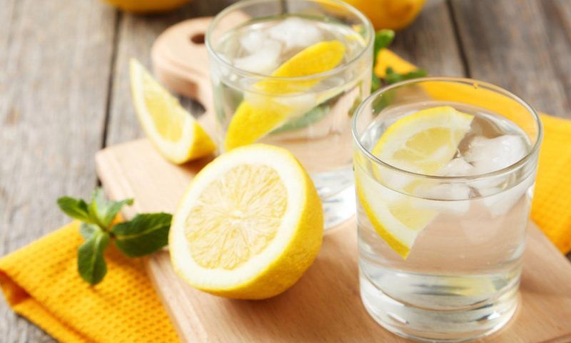 Вода с лимоном: 10 причин пить каждый день