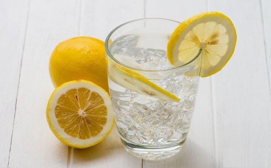 Стакан воды с лимоном. Вода с лимоном при беременности. Выпить воду с лимоном. Вода с лимоном фотосток. Неделю пила воду с лимоном