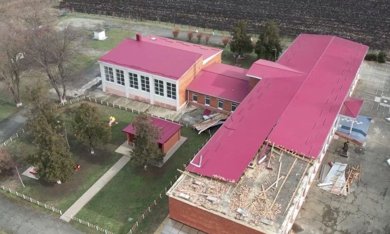 В Лабинском районе начнут восстанавливать поврежденную ветром крышу школы