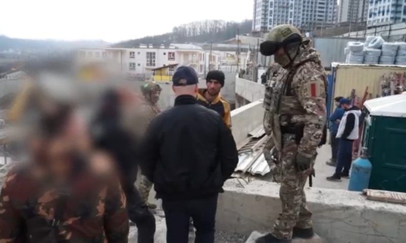 На стройках в Сочи обнаружили 17 мигрантов-нелегалов