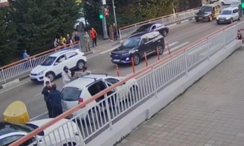 Четверо приезжих избили водителя иномарки в Сочи