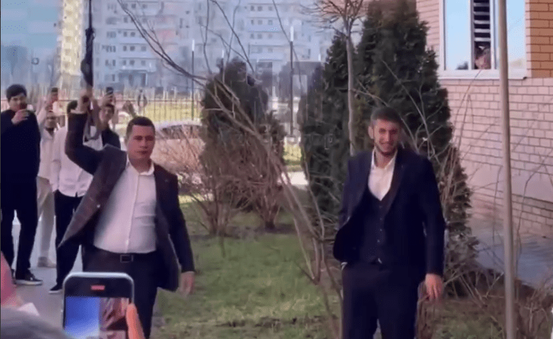 Полиция нашла мужчину, который стрелял на улице во время свадьбы в Краснодаре