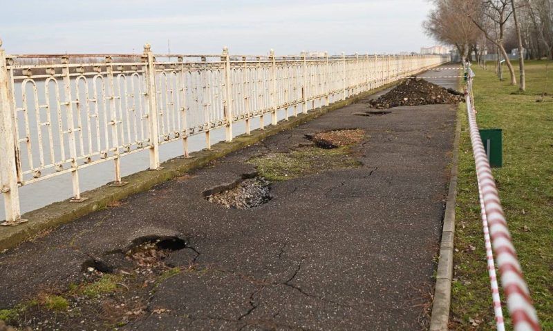 Мэр Краснодара назвал бардаком ситуацию с ямами на Рождественской набережной