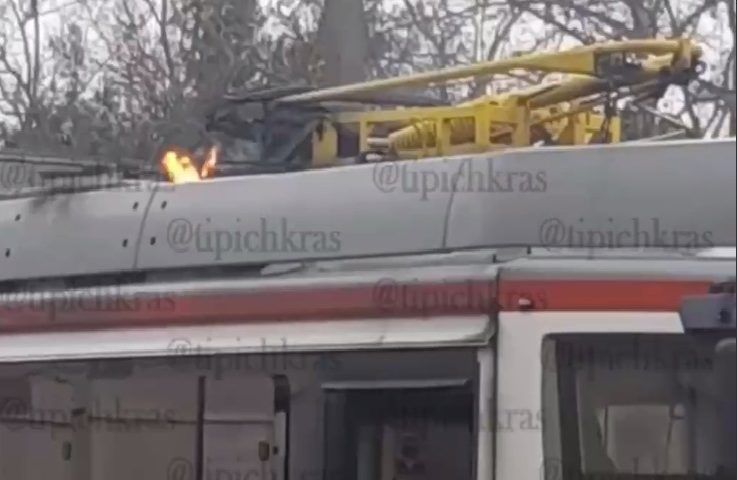 Трамвай с пассажирами загорелся во время движения в центре Краснодара