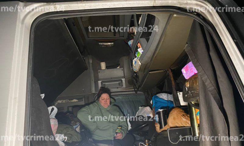 Дальнобойщик с Кубани «застрял» в Крыму с женой и кошкой из-за поломки двигателя