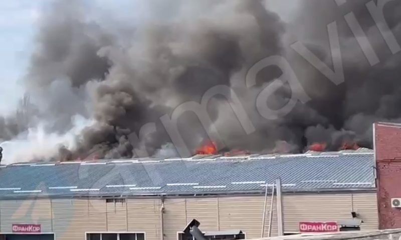 Пожар площадью 300 кв. метров произошел в гаражном кооперативе в Армавире