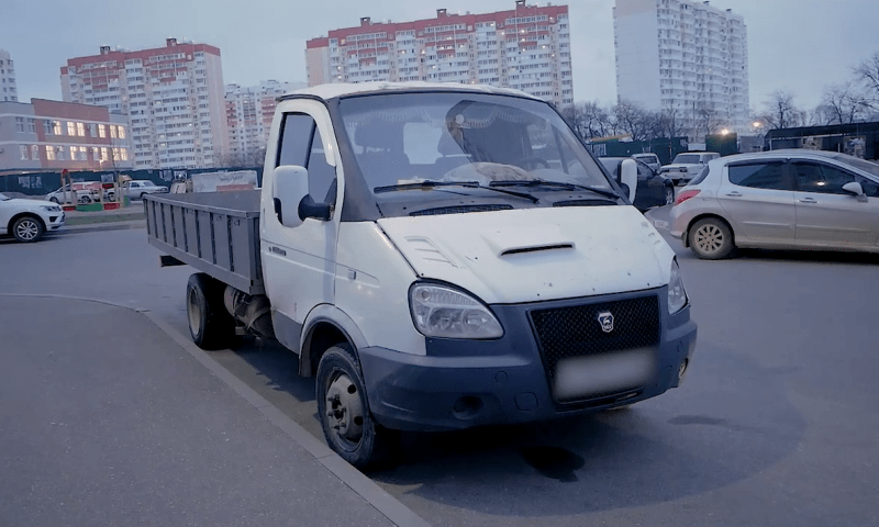 Выбросивший отходы на дорогу в Краснодаре «серый мусорщик» остался без грузовика
