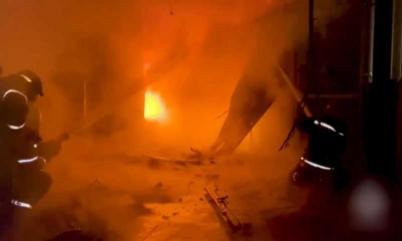 Десятки торговых павильонов сгорели ночью на Восточном рынке в Краснодаре