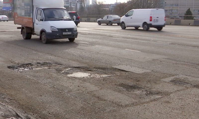 На дорогах Краснодара из-за непогоды образовалось большое количество ям