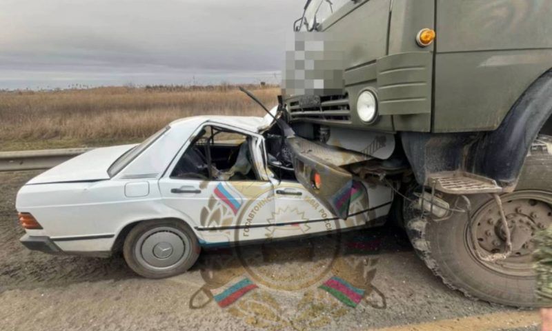 На Кубани легковушка влетела под КамАЗ, буксировавший МАЗ. Водитель погиб