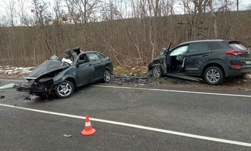 Водитель и пассажир «Приоры» погибли в лобовом ДТП в Апшеронском районе