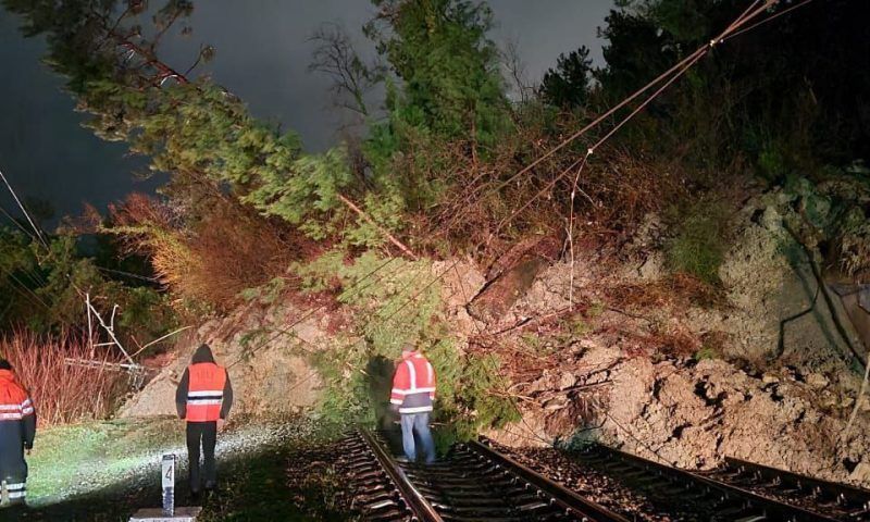 Шесть пассажирских поездов задержаны из-за схода селя на железную дорогу в Сочи
