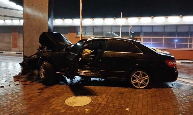 Mercedes врезался в железную опору в Сочи, один человек погиб