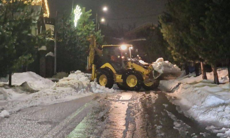 В расчистке дорог от снега в горах Сочи участвуют 70 единиц спецтехники 