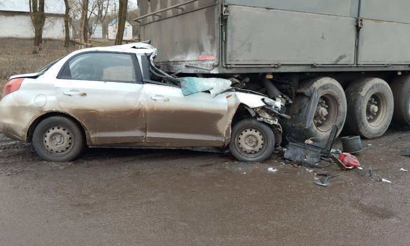 Легковушка влетела в припаркованный большегруз на Кубани, водитель погиб