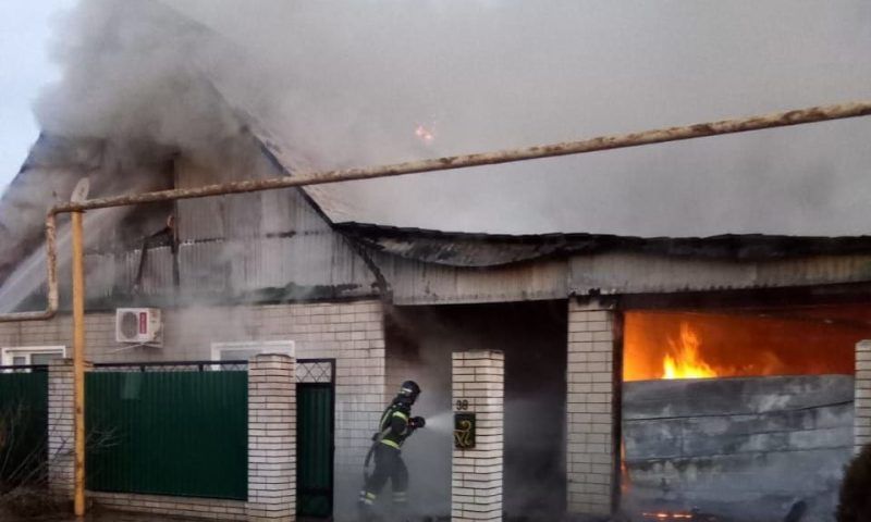 Кровля дома и гараж загорелись на площади 150 кв. метров в Гулькевичском районе
