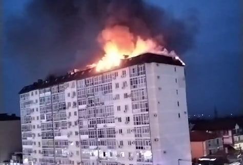 Жителей многоэтажки эвакуировали из-за пожара площадью 1 тыс. кв. метров в Анапе
