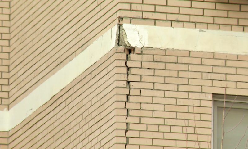 Жильцы пожаловались на трещины в стенах многоэтажного дома в Краснодаре