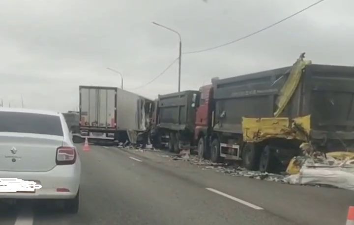 Водитель грузовика влетел в два большегруза, ремонтирующих колесо на Кубани