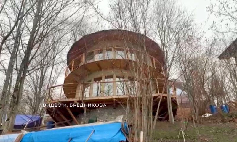 Житель Сочи построил соломенный двухэтажный дом с мансардой